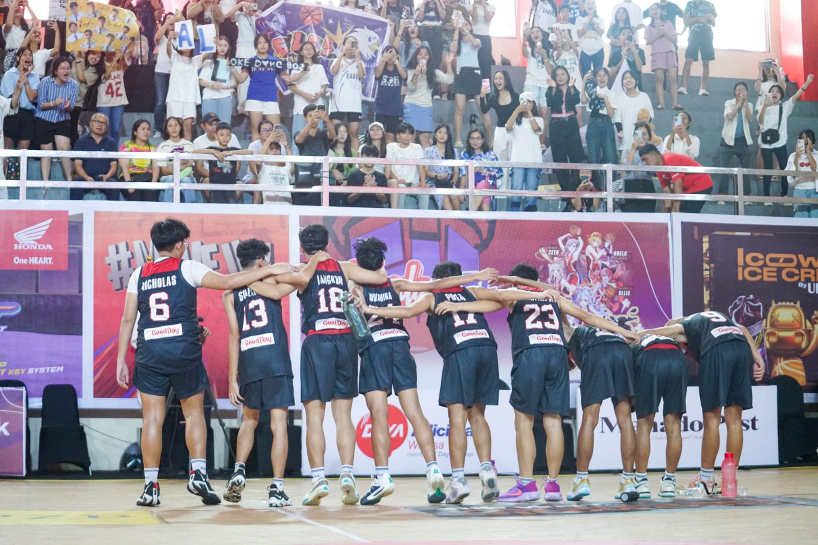 Tim Basket Putra Sekolah Dian Harapan Manado memberi hormat kepada The Eagles, supporter setia SDH Manado.