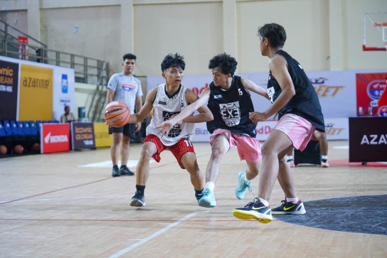 Aksi Salah Satu Pemain Smansa (Jersey Terang) dalam Laga AZA 3x3 Competition