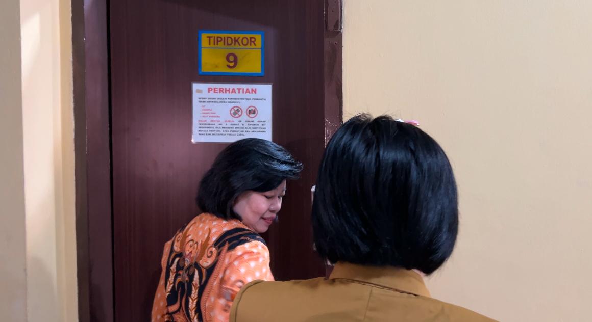 dr Debie Kalalo saat masuk ke dalam ruangan Tipikor Ditreskrimsus Polda Sulut, Selasa (5/11/2024)
