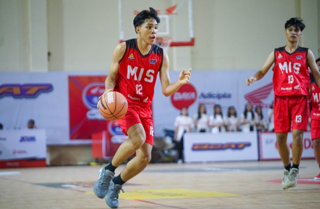 Aksi Juano Pasuhuk saat membela Red Warrior di Honda DBL with Kopi Good Day 2024 North Sulawesi