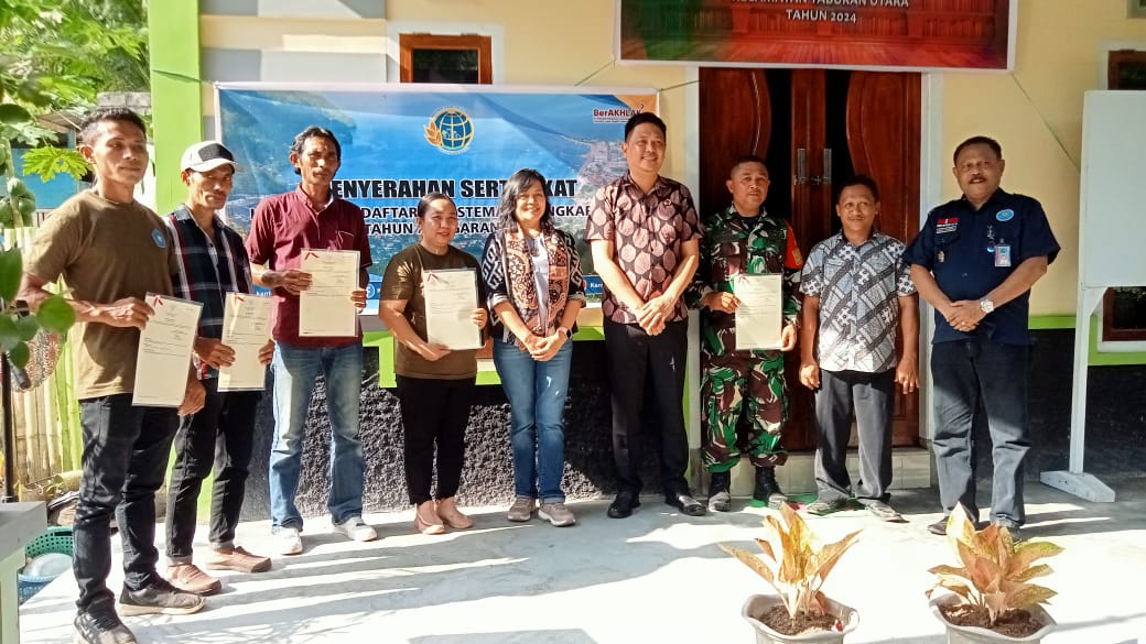 Penyerahan sertifikat tanah kepada masyarakat Kampung Utaurano