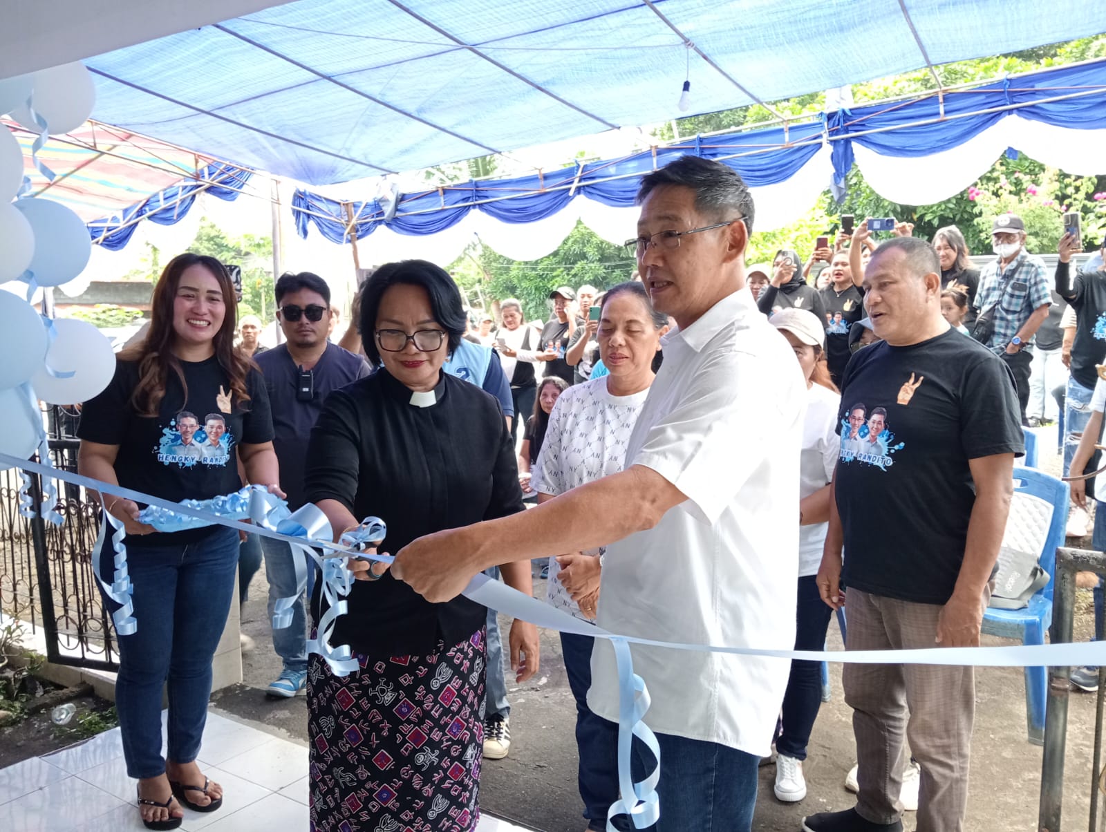 Calon Wali Kota Bitung Hengky Honandar, saat meresmikan Posko Colombo Gasspoool HH-RM.(Dok Istimewa)