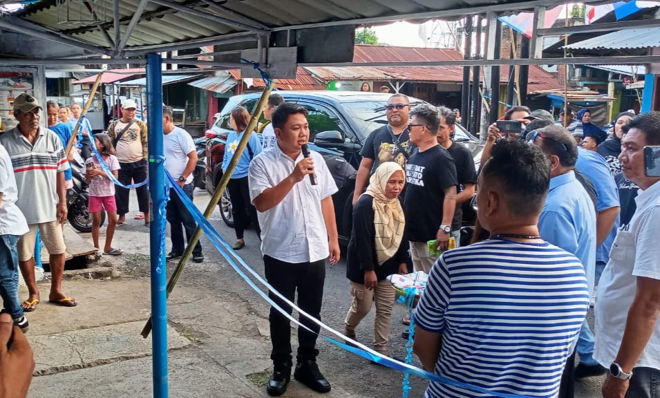 Calon Wakil Wali Kota Bitung Randito Maringka saat meresmikan posko pemenangan di Pateten II.(Dok Istimewa)