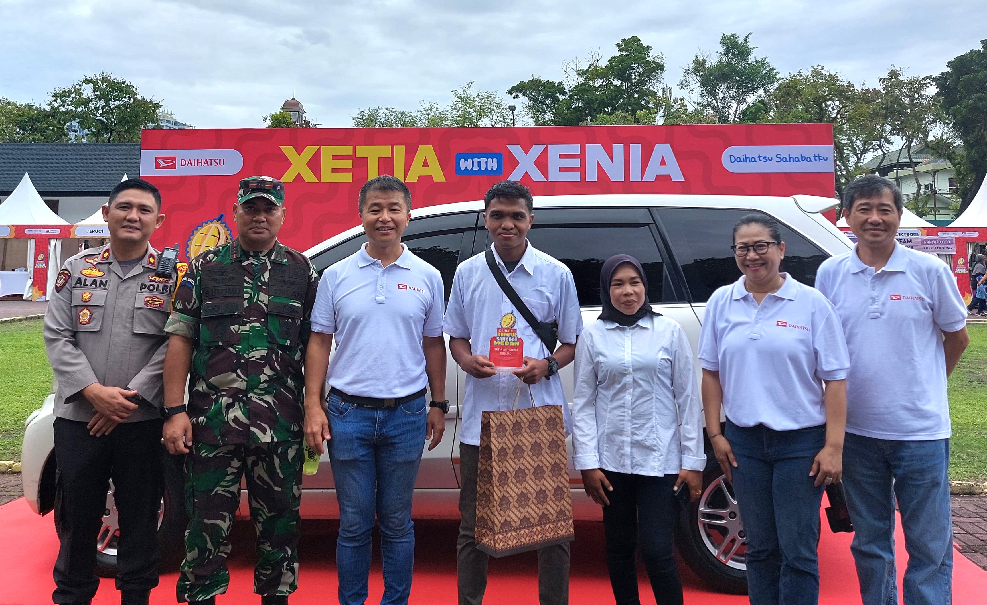 Penyerahan apresiasi pelanggan Xenia Setia dari manajemen Daihatsu dan Perwakilan Pemerintah Medan