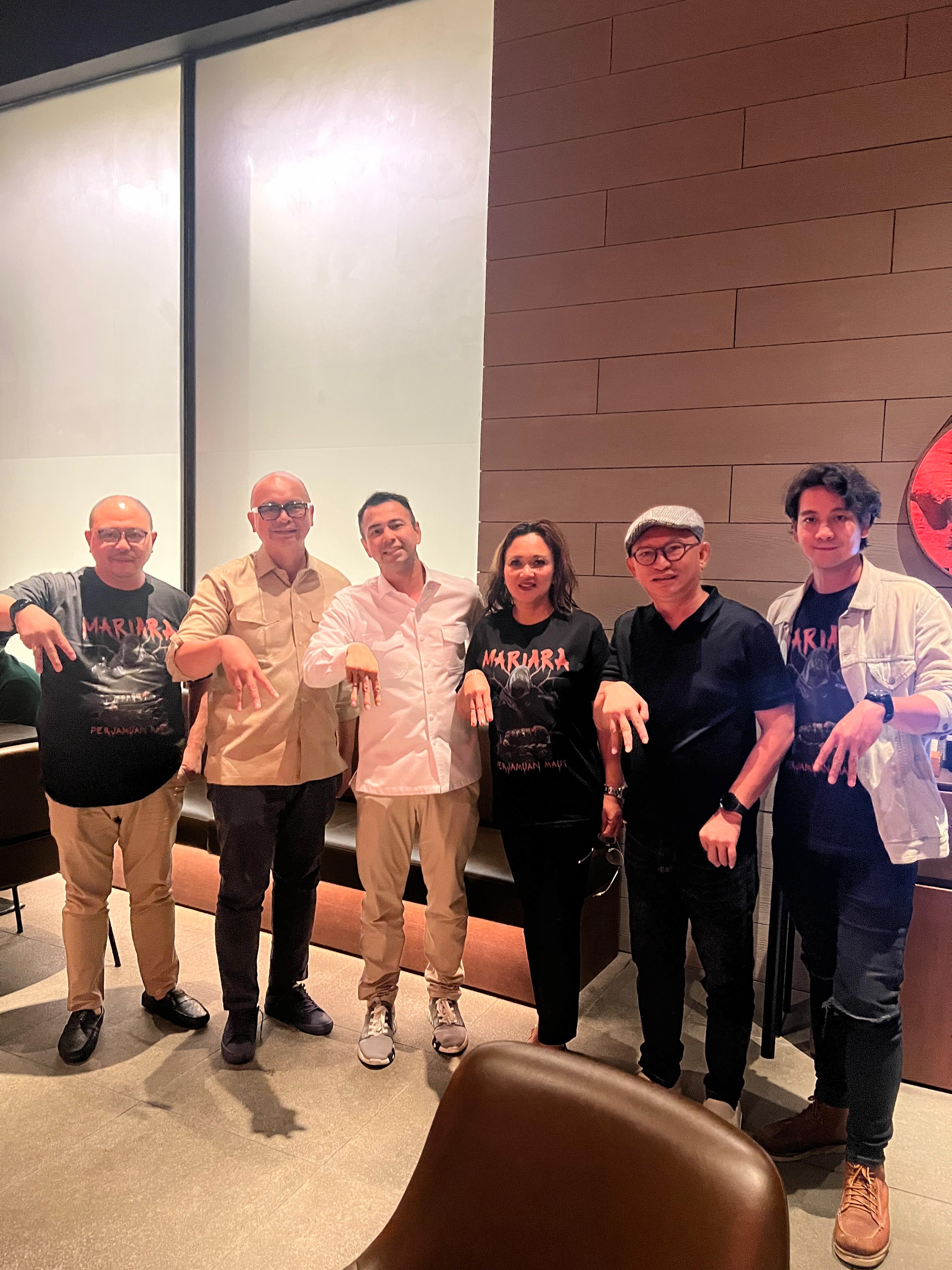 Raffi Ahmad bersama tim produksi dan pemain film Mariara.