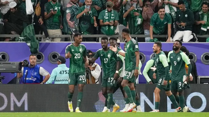 Selebrasi para pemain Timnas Arab Saudi setelah striker Abdullah Radif (kiri) mencetak gol ke gawang Korea Selatan pada laga babak 16 besar Piala Asia 2023. (AP Photo/Thanassis Stavrakis)