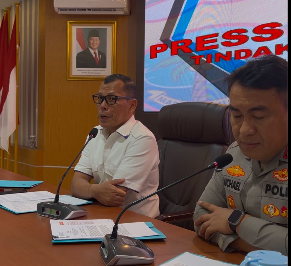 Kabid Humas Polda Sulut Kombes Michael Thamsil dan Dirreskrimsus Polda Sulut Kombes Pol Ganda Saragih (kemeja putih), membeber kasus dugaan korupsi RS Pratama Damau Talaud