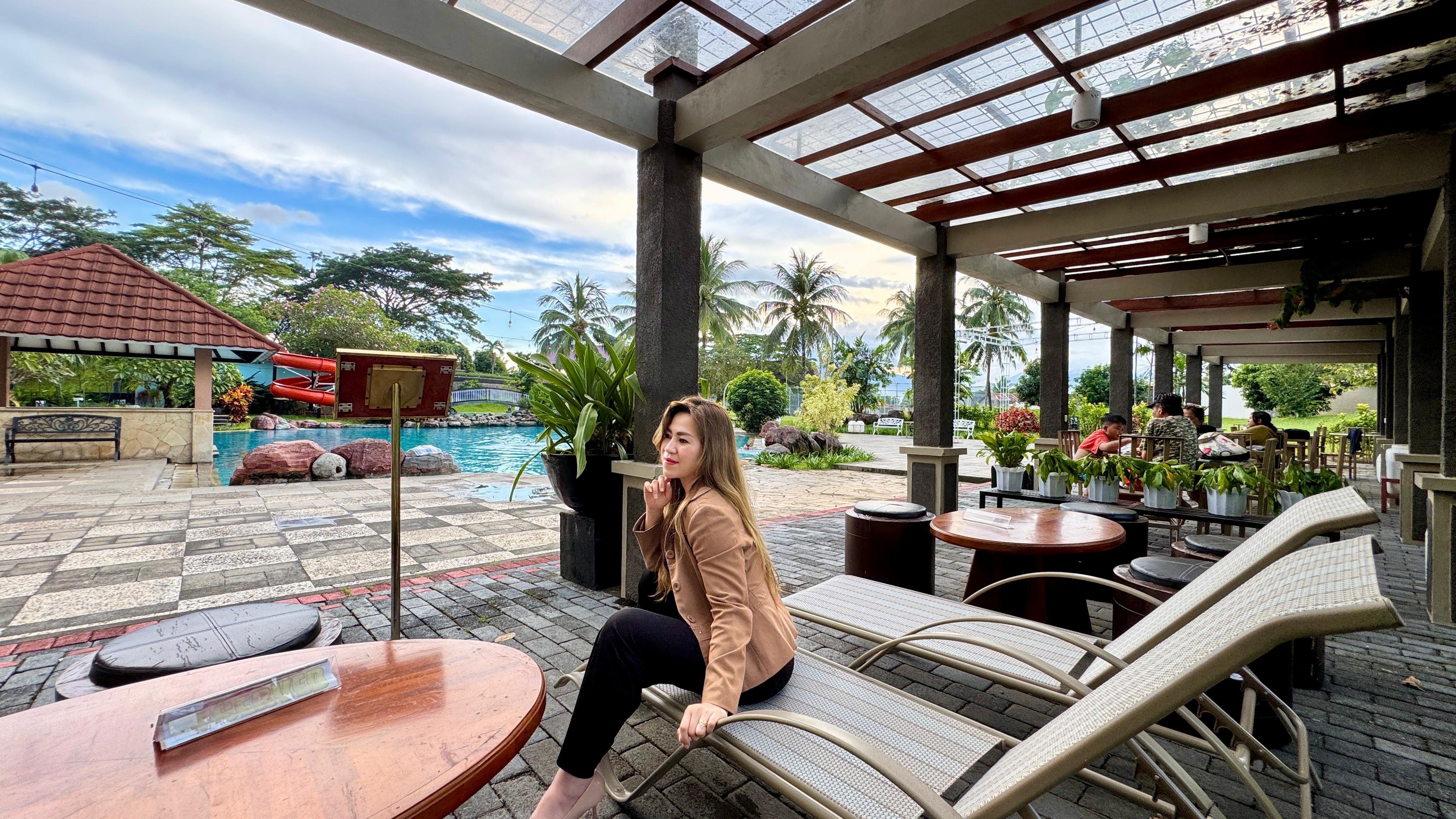 NYAMAN: Manager Marketing Sutanraja Convention & Recreation Centre Manado. Bersantai di Gazebo dengan pemandangan swimming pool.