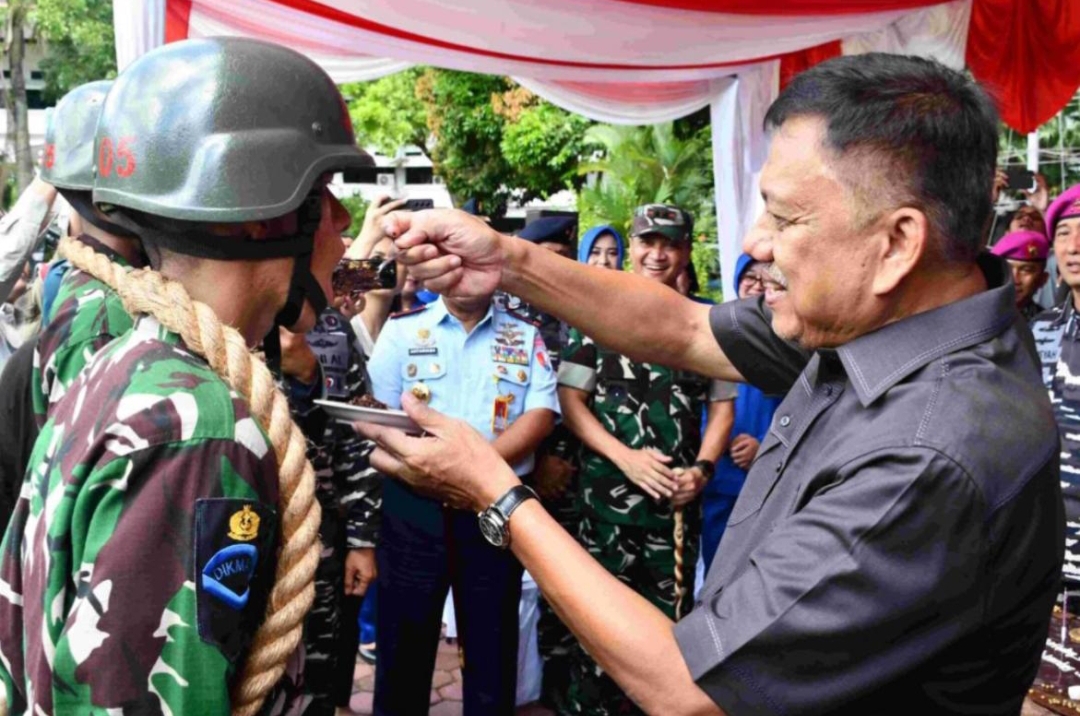 Gubernur Olly Dondokambey  Lepas Kirab Siswa Dikmata TNI AL