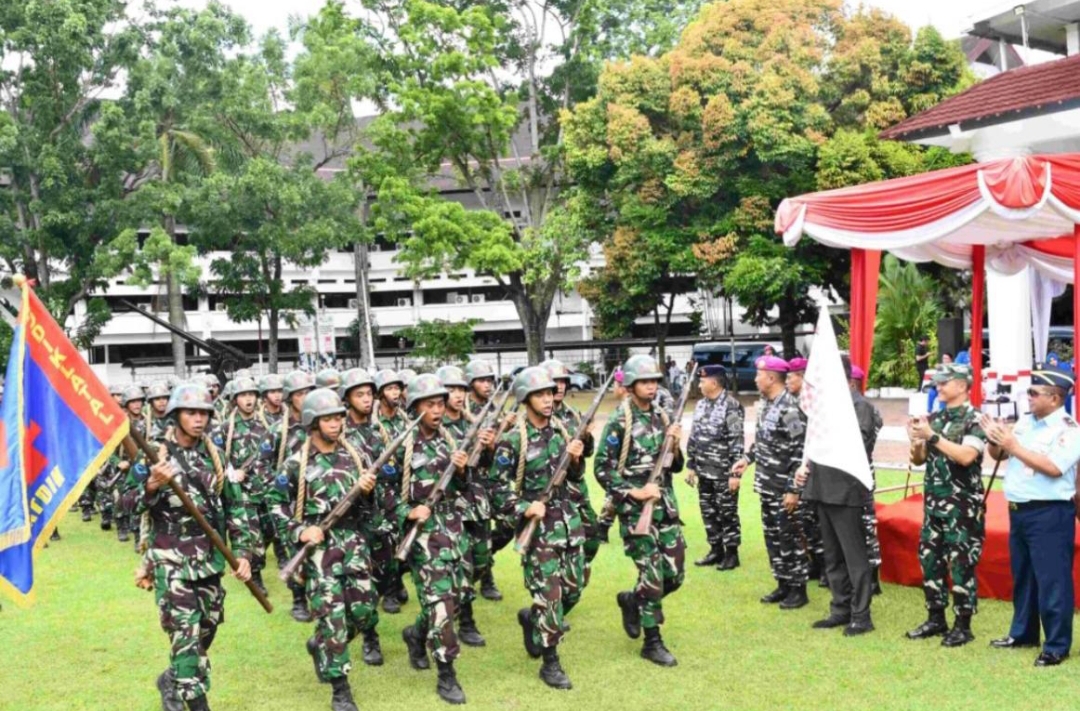 Gubernur Olly Dondokambey  Lepas Kirab Siswa Dikmata TNI AL