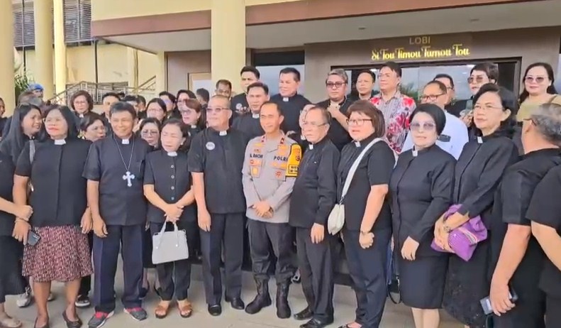 Aksi damai para pendeta diterima oleh Wakapolda Sulut Brigjen Pol Bahagia Dachi dan Dirreskrimsus Kombes Pol Ganda Saragih, Kamis (21/11/2024). (Grand Regar/MP)