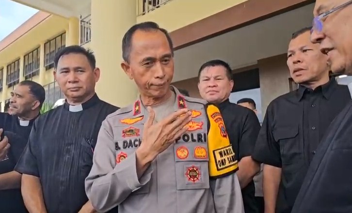 Wakapolda Sulut Brigjen Pol Bahagia Dachi saat menerima aksi damai Pendeta GMIM di Polda Sulut. (Grand Regar/MP)