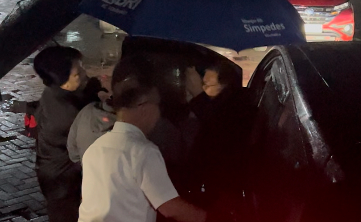 Momen Ketua Sinode sebelum naik mobil usai diperiksa di Mapolda Sulut, tampak didekati seorang ibu yang memberikan pesan menyentuh