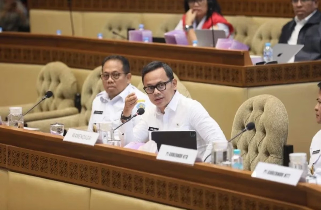 Wakil Menteri Dalam Negeri (Wamendagri) Bima Arya Sugiarto dalam rapat kerja bersama Komisi II DPR, di kompleks parlemen, Senayan, Jakarta, Rabu (20/11).
