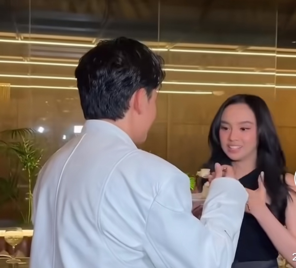 Randy Martin saat memberikan suapan kue ulang tahun untuk Lyodra