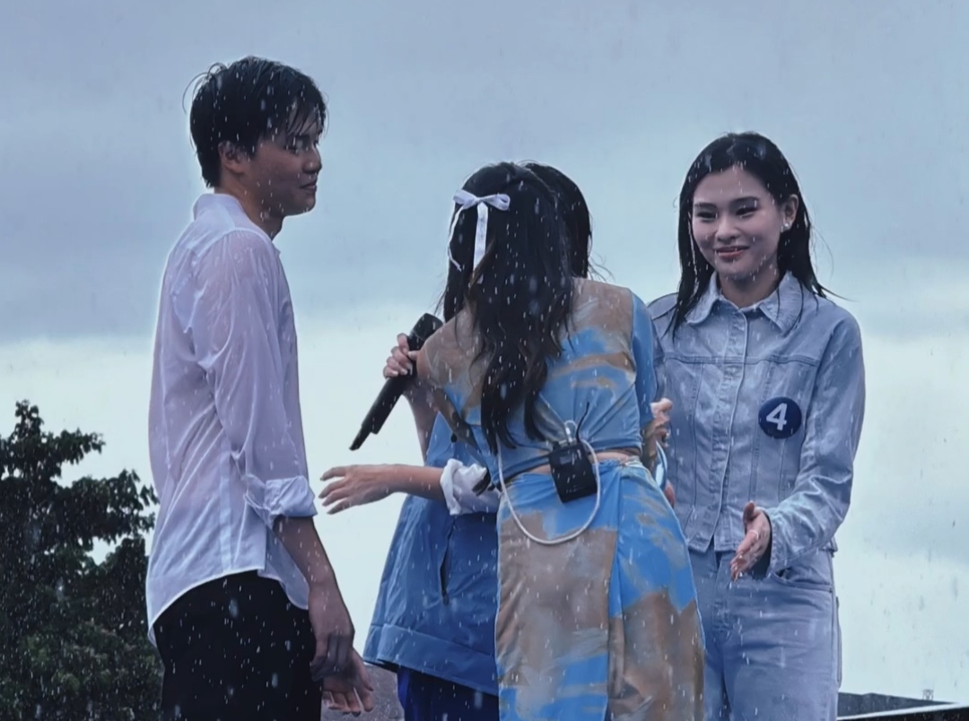 Ghea Indrawari ketika memeluk Sherly Tjoanda istri Almarhum Benny Laos