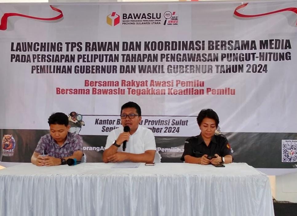 Pimpinan Bawaslu Sulut Steffen Linu (tengah) saat menyampaikan rilis terkait hasil pemetaan potensi TPS rawan di pemilihan 2024.
