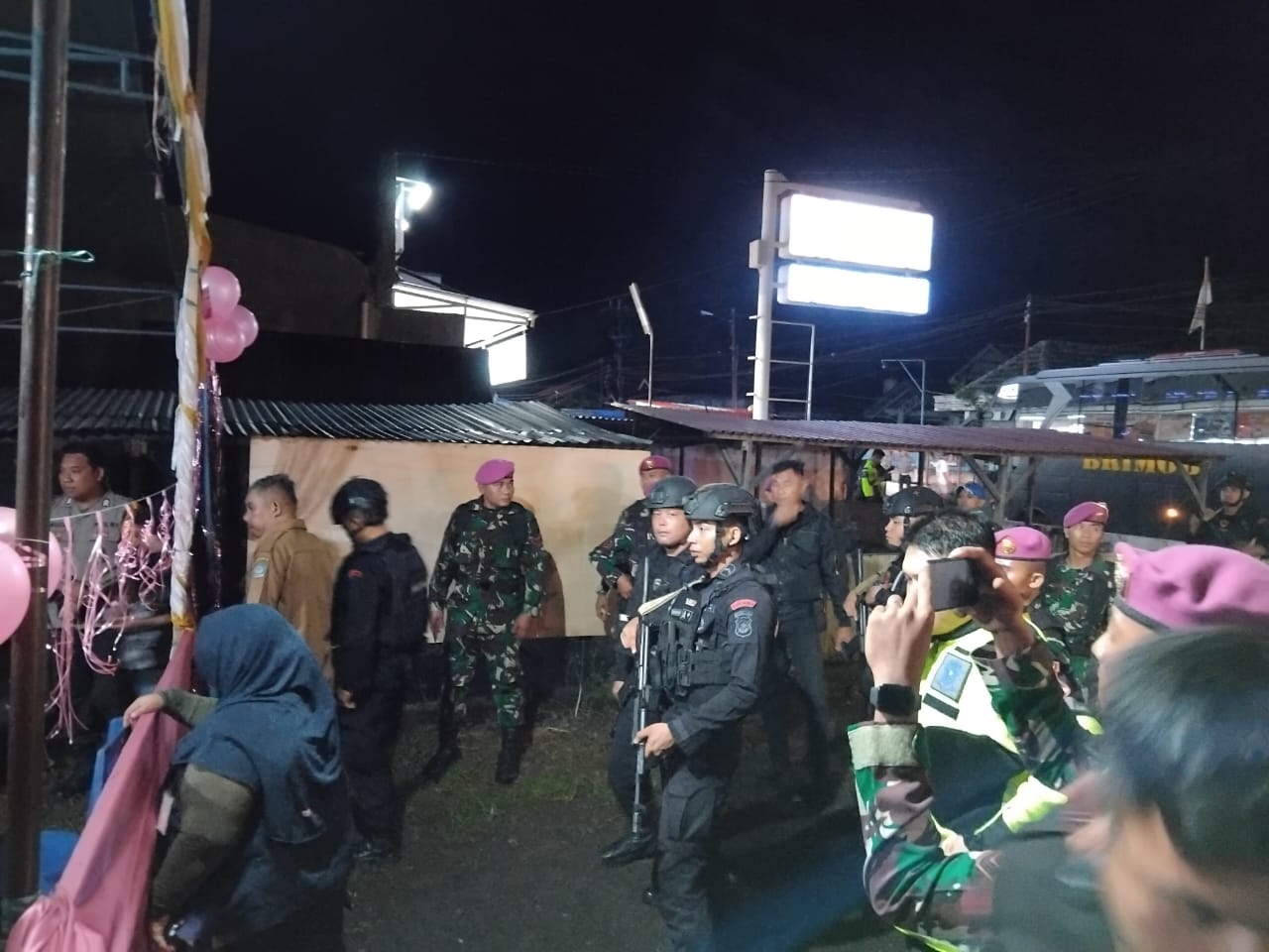 Brimob Polda Sulut saat patroli gabungan TNI dan Polri di Kota Bitung, menyambangi salah satu TPS.(Dok Istimewa)