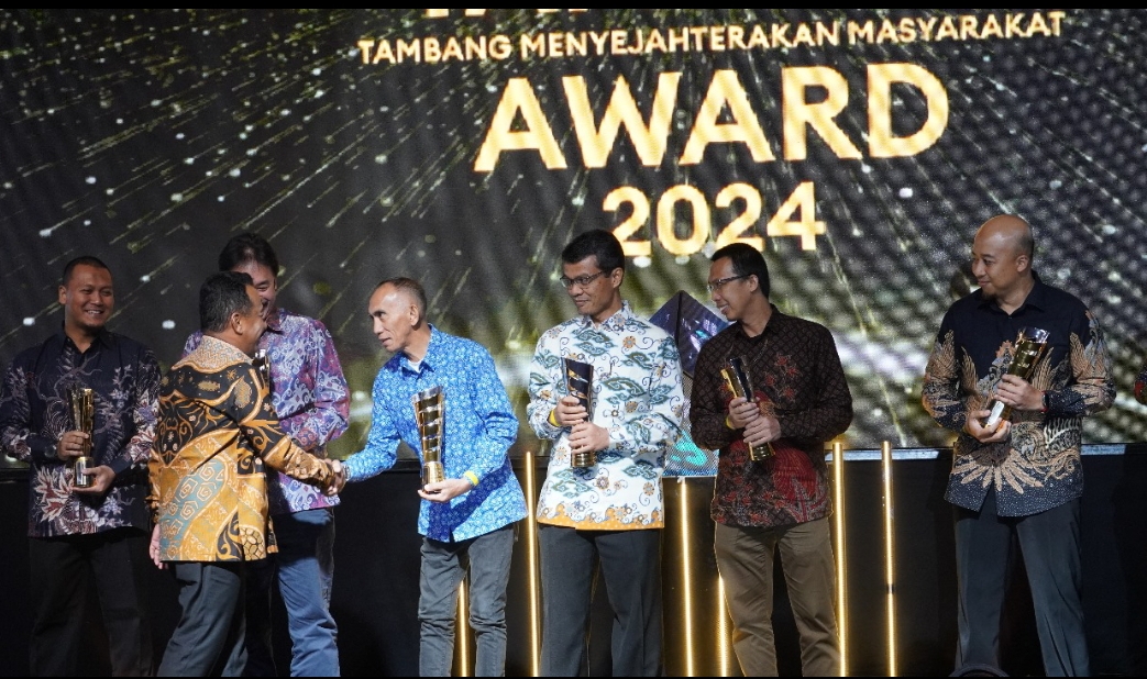 Penghargaan Tamasya Award untuk PT. MSM, diserahkan Dirjen Minerba Kementerian ESDM, Tri Winarno kepada External Relation Departemen Head PT. MSM/TTN, Hery Rumondor.