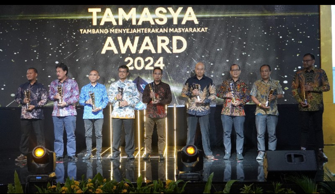 Penghargaan Tamasya Award untuk PT. MSM, diserahkan Dirjen Minerba Kementerian ESDM, Tri Winarno kepada External Relation Departemen Head PT. MSM/TTN, Hery Rumondor.
