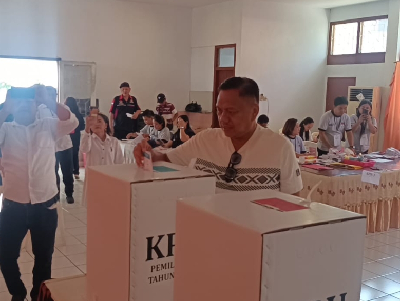 Gubernur Olly Dondokambey kala menyalurkan hak suaranya di Pilkada.