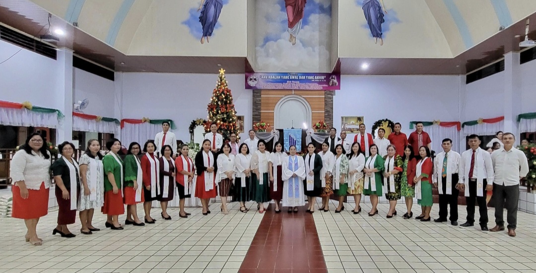 SAMBUT NATAL: Ibadah perayaan menyambut natal di Jemaat GMIM Imanuel Kamangta, Senin (2/12/2024).