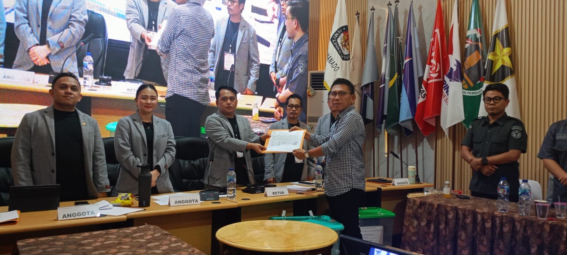 Penyerahan berita acara kepada tim paslon peraih suara terbanyak.