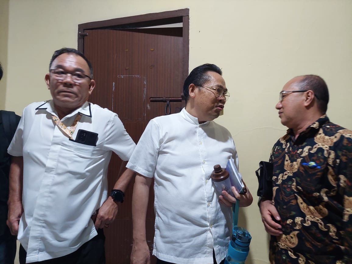 Sekum GMIM Pdt Evert Tangel (tengah) usai memberikan keterangan di Polda Sulut, Rabu (4/12/2024) malam