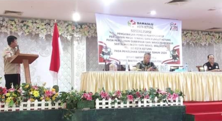 Plh Ketua Bawaslu Bitung Iten I Kojongian saat membuka kegiatan sosialisasi pengawasan partisipatif.(Dok Istimewa)