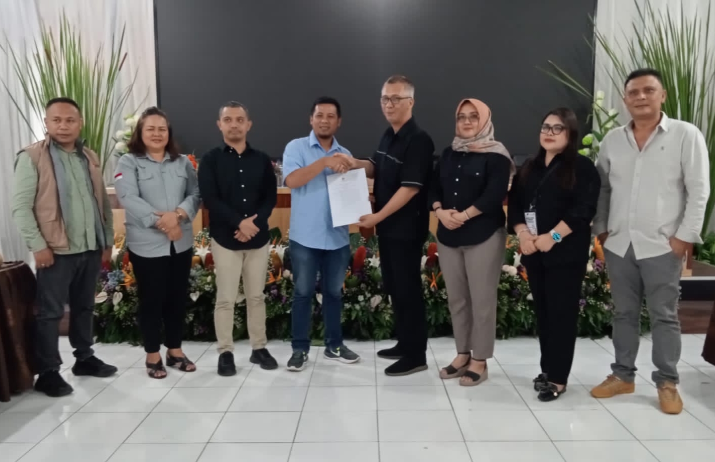 KPU Kota Bitung menyelesaikan rekapitulasi perhitungan suara tingkat kota. Nampak saksi HH-RM Ramlan Mangkialo saat menerima hasil pleno.(Dok Istimewa)