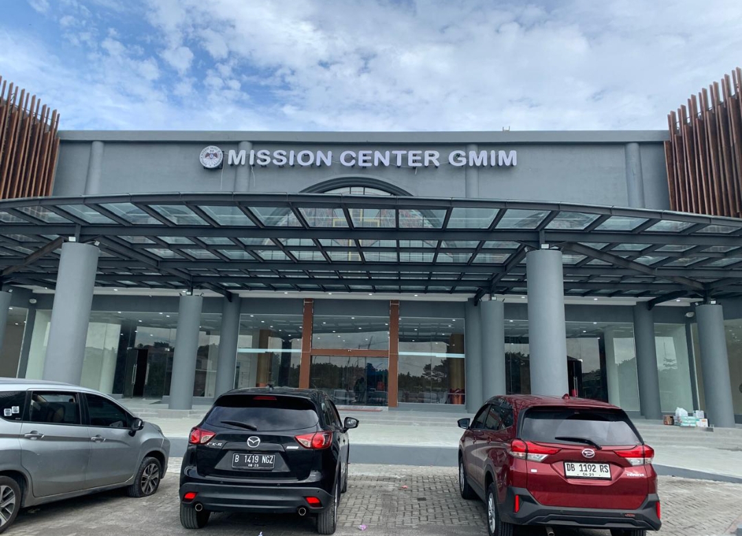 Bagian depan MISSION CENTER GMIM