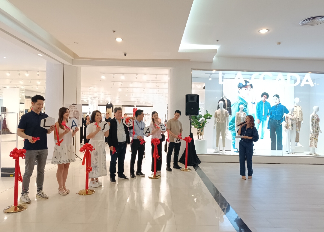 Direktur Operasional Mantos Rudini Wijaya bersama CEO Lascada Ricky Thejakusuma, Shelly Thejakusuma dan Yans Thejakusuma serta Adrian Sudali dalam soft opening di Mantos 2, kemarin.