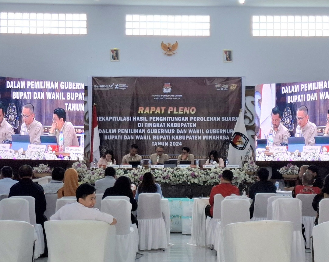 PLENO: Rapat pleno yang digelar KPU Minahasa.