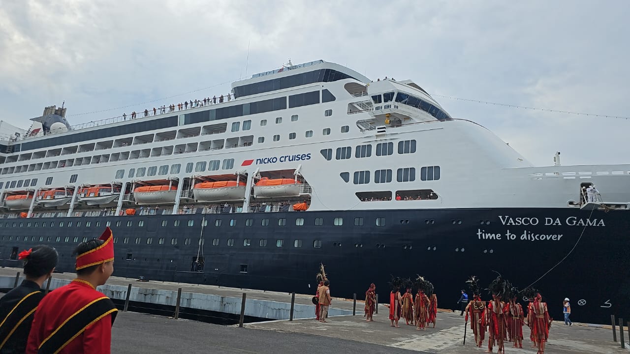Kapal pesiar MV Vasco Da Gama, saat tiba di Pelabuhan Samudera Bitung, membawa ratusan turis dari sejumlah negara.(Dok Istimewa)