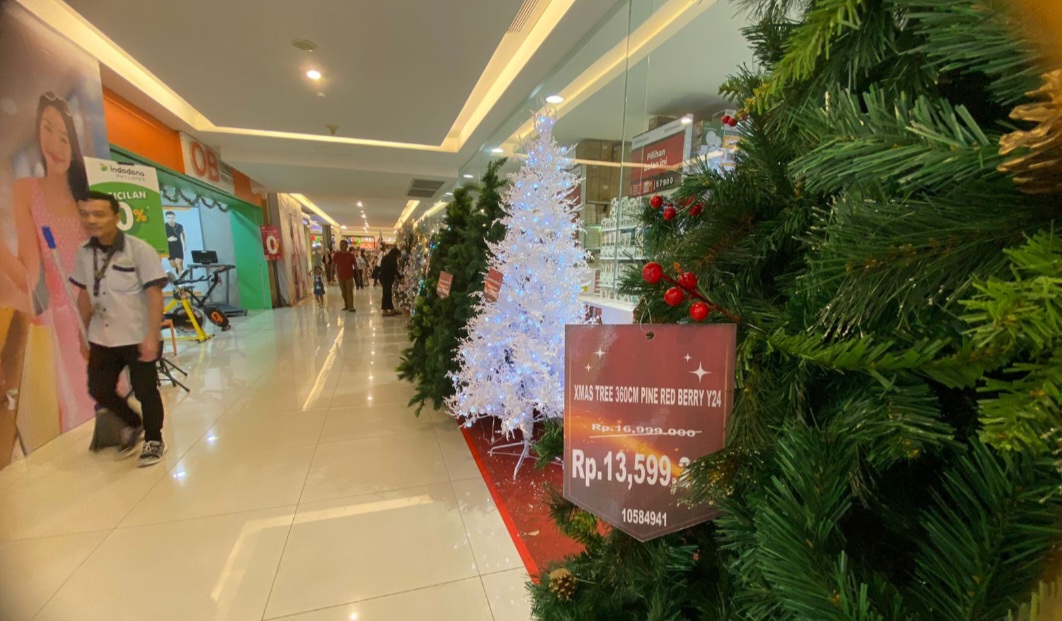 POHON Natal dijual dengan harga bervariasi. Dari ratusan ribu hingga belasan juta.