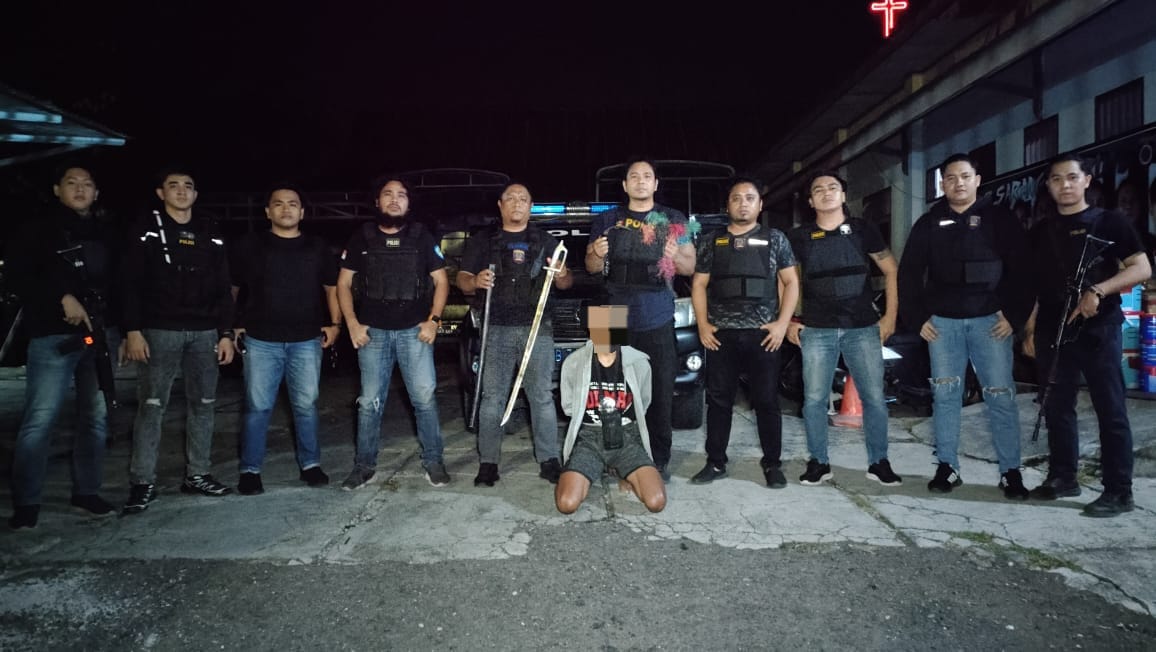 Remaja GL bersama sejumlah senjata tajam yang ia koleksi, diamankan Tim Tarsius Presisi Polres Bitung.(Dok Istimewa)