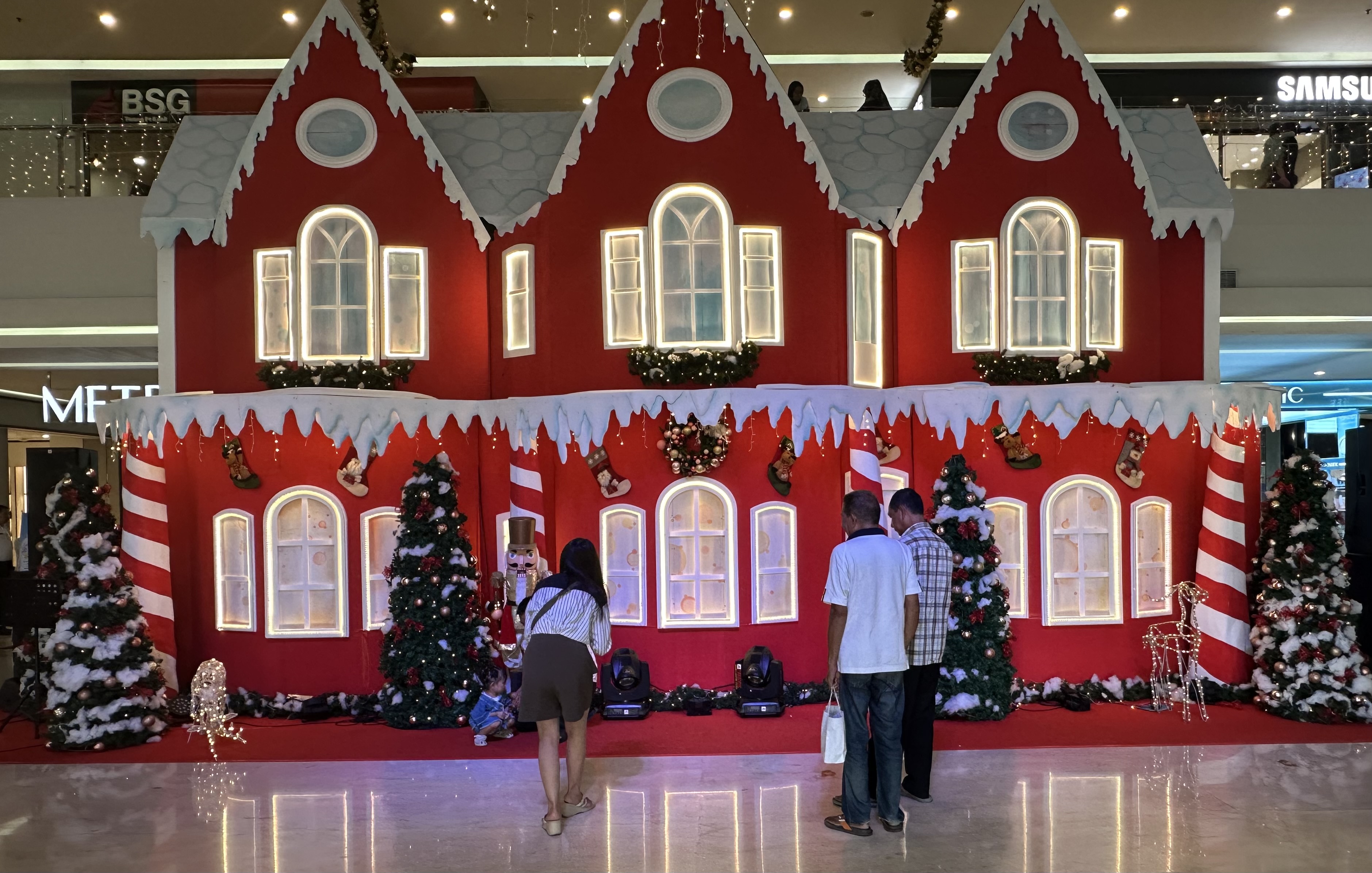 Rumah permen khas Natal jadi spot foto favorit pengunjung di Mantos 3