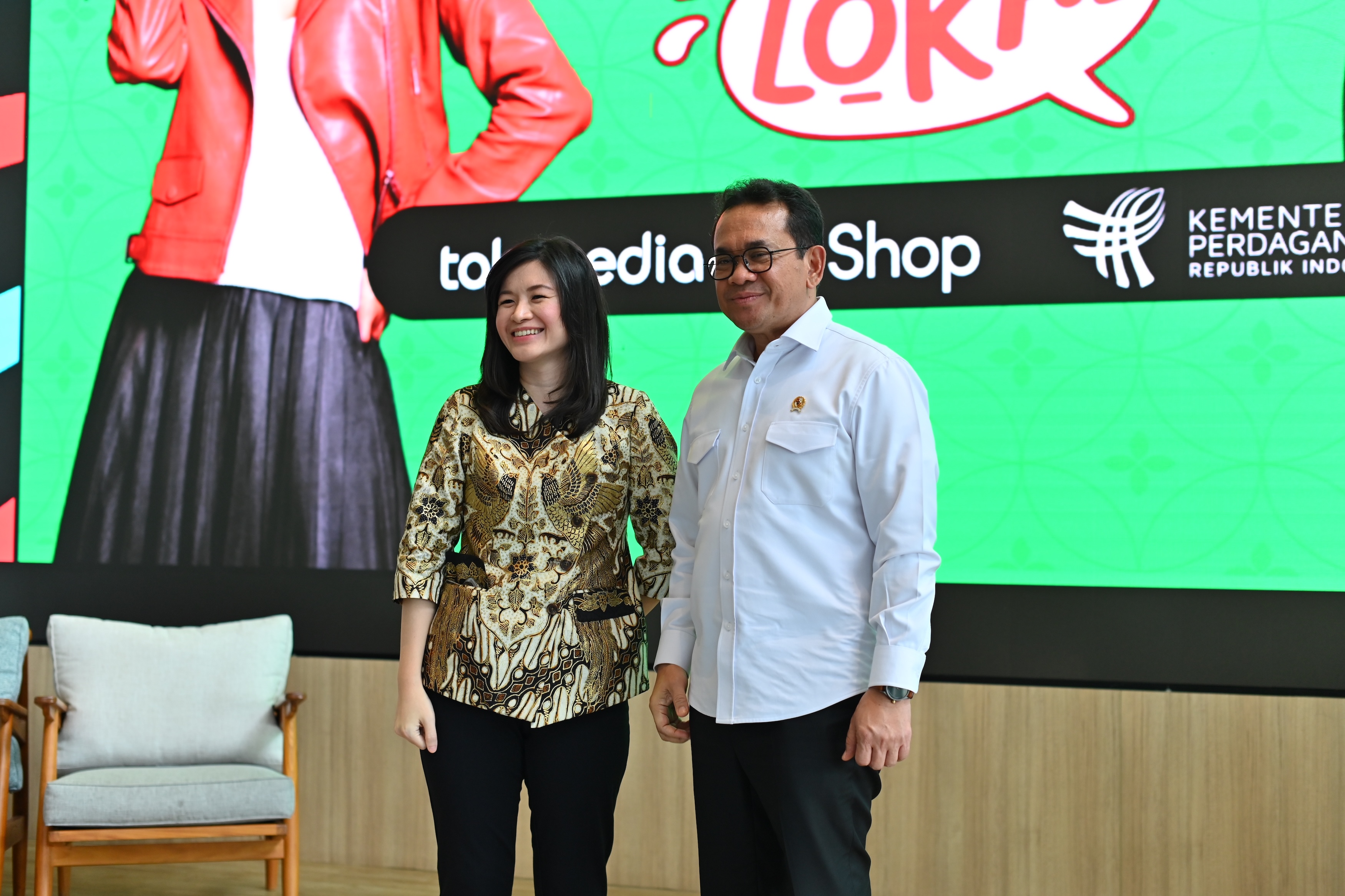 Presdir Tokopedia Melissa Siska Juminto dan Mendag RI Dr. Budi Santoso dalam konferensi pers Kilas Balik Tren Belanja Online 2024, Kamis (12/12).