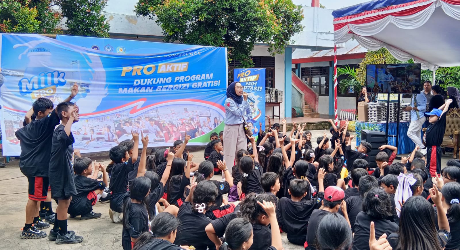 Peluncuran Milk Pro produk baru dari Kalbe Nutritionals di Kota Bitung, digelar di SD Inpres 6/75 Madidir, Jumat (13/12/2024).(Franky Sumaraw/MP)