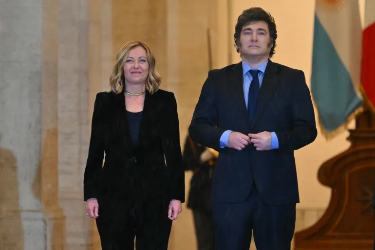 Perdana Menteri Italia Giorgia Meloni menyambut Presiden Argentina Javier Milei di Palazzo Chigi di Roma. (Andreas Solaro/AFP)