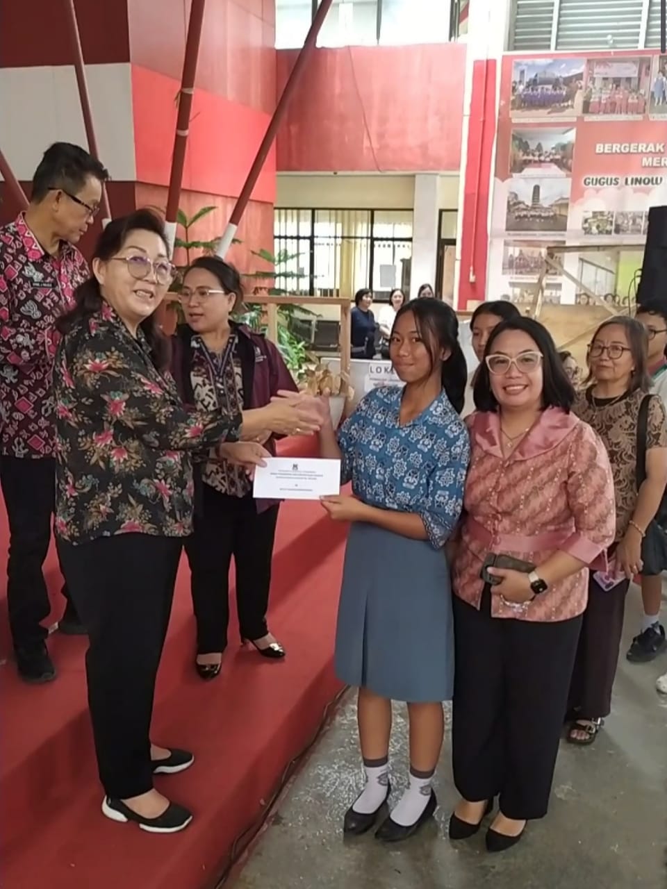 DISERAHKAN: Kadis Dikbud Tomohon Dolvin Karwur saat menyerahkan bantuan beasiswa kepada perwakilan siswa berprestasi. Dok istimewa