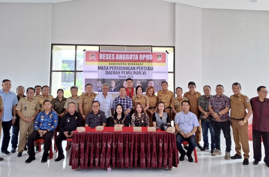 RESES: Anggota DPRD Minahasa dari Dapil VI Minahasa saat menggelar reses di Wale Martina Perum Sawangan Permai, Selasa (17/12/2024).