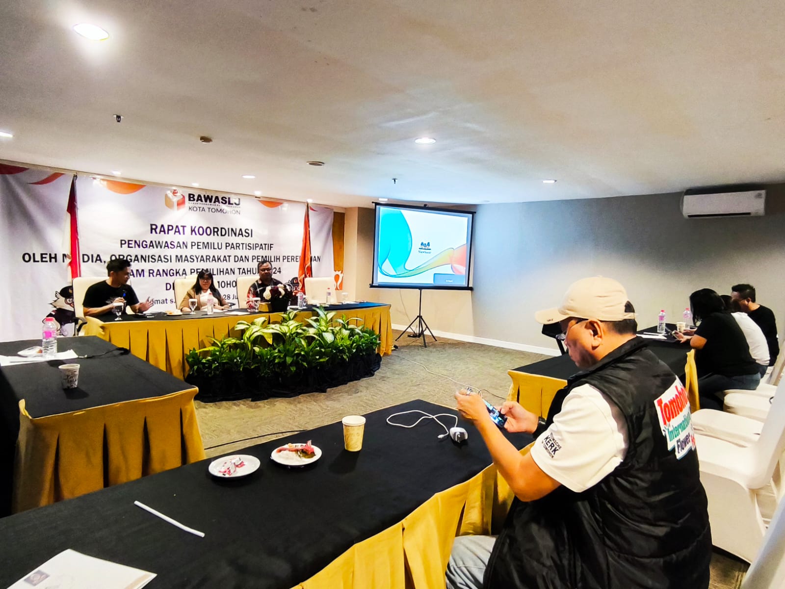 Suasana pelaksanaan Rakor Bawaslu Tomohon bersama perwakilan awak media tampak diwarnai diskusi interaktif