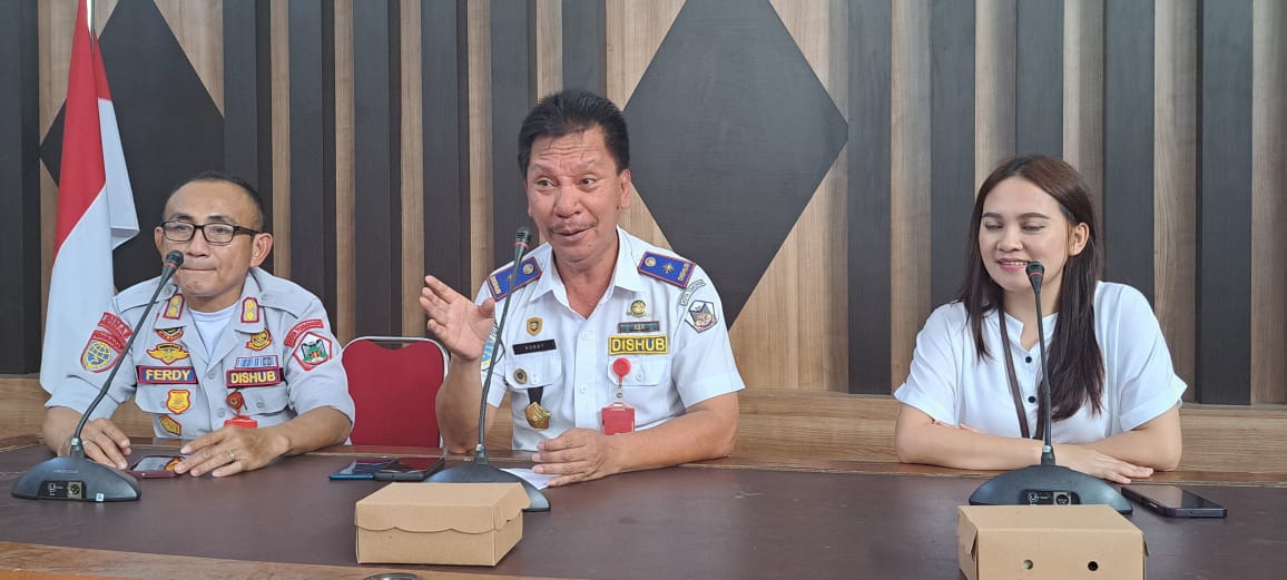 Kadishub Robby Kalangi (tengah) saat memberikan penjelasan soal teknis pengaturan lalu-lintas jelang Nataru. Dok Jul/MP