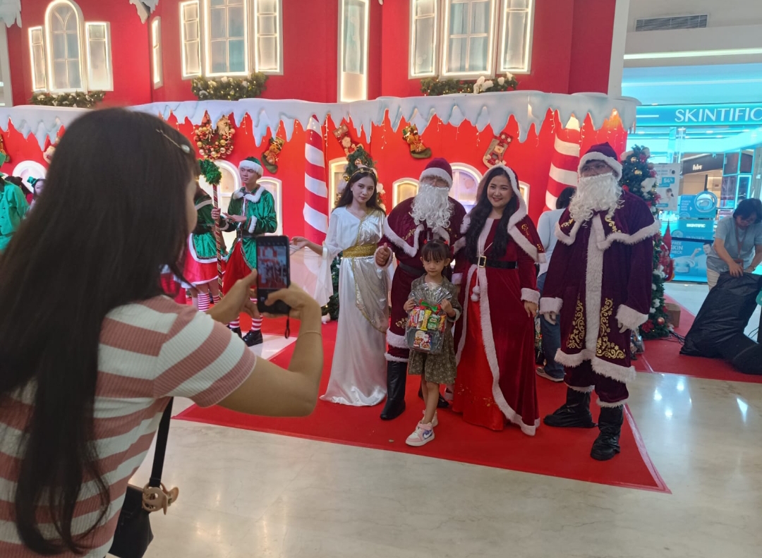 Kegembiraan dan keceriaan para peserta Santa Claus 1024 anak dari atrium Mantos 3