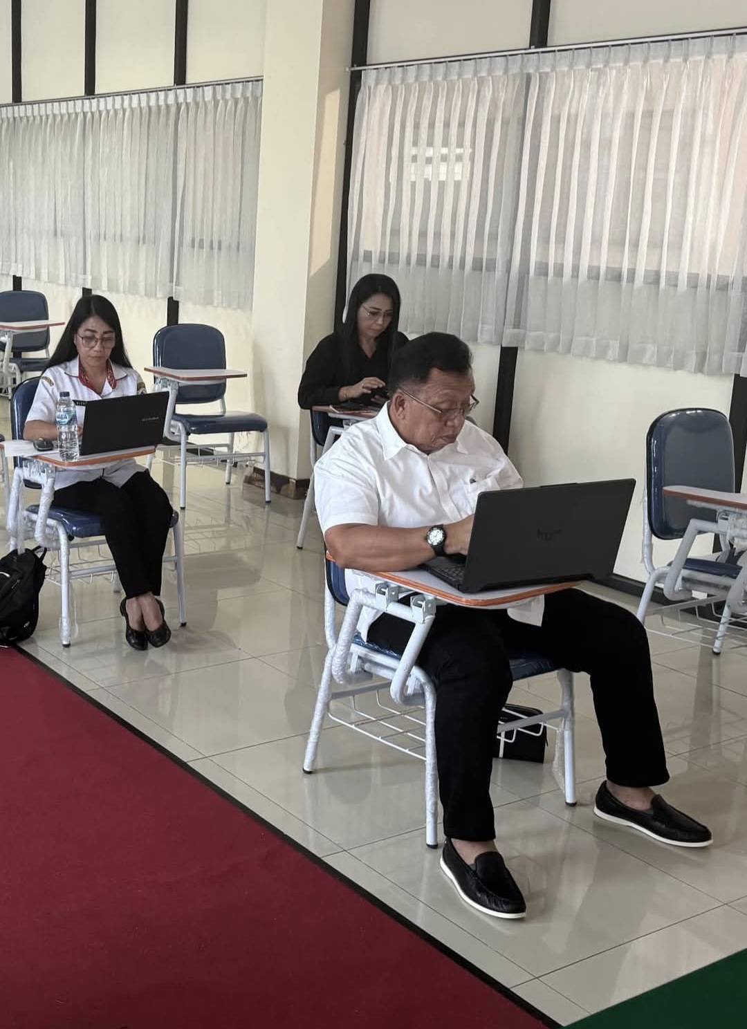 TOKOH INSPIRATIF: Sosok Robby Dondokambey saat mengikuti ujian akhir di Pasca Sarjana Unima, Rabu (18/12/2024).