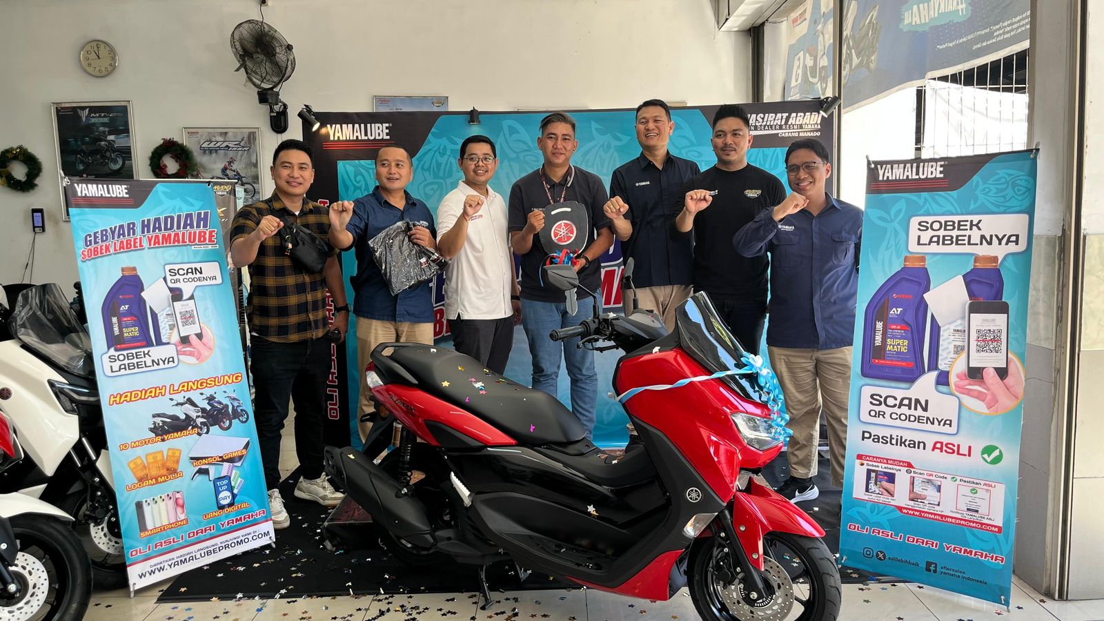 PELAYANAN PRIMA: Pimpinan dan karyawan PT Yamaha Hasjrat Abadi, bersama pemenang Yamaha NMax, di Diler Yamaha Cabang Karombasan Manado.