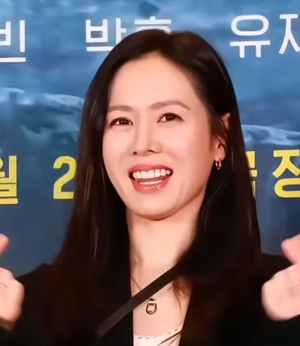 Son Ye Jin saat hadir di pemutaran perdana film sang suami Hyun Bin, Harbin.