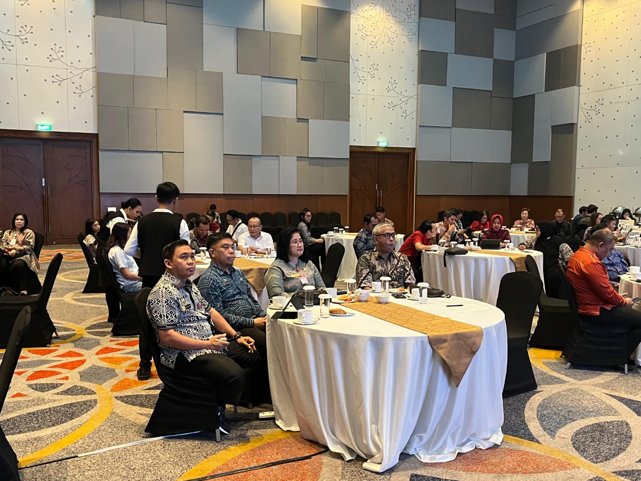 Kepala Bappeda Sulut Elvira Katuuk bersama Kepala BKAD Clay Dondokambey kala mengikuti Rakor UCJ tersebut.