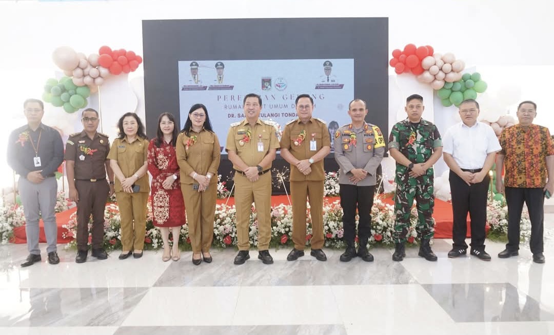 RESMIKAN: Wakil Gubernur Sulut Drs Steven Kandouw didampingi Pj Bupati Minahasa Noudy Tendean dan jajaran saat meresmikan gedung baru RSUD Tondano, Senin (23/12/2024).